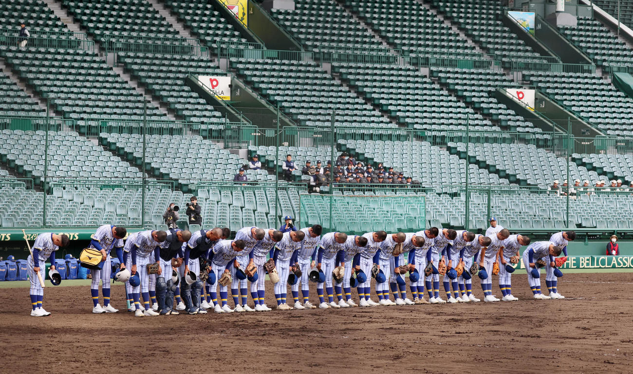 シートノックを終えグラウンドへ一礼するエナジックスポーツナイン（撮影・加藤哉）