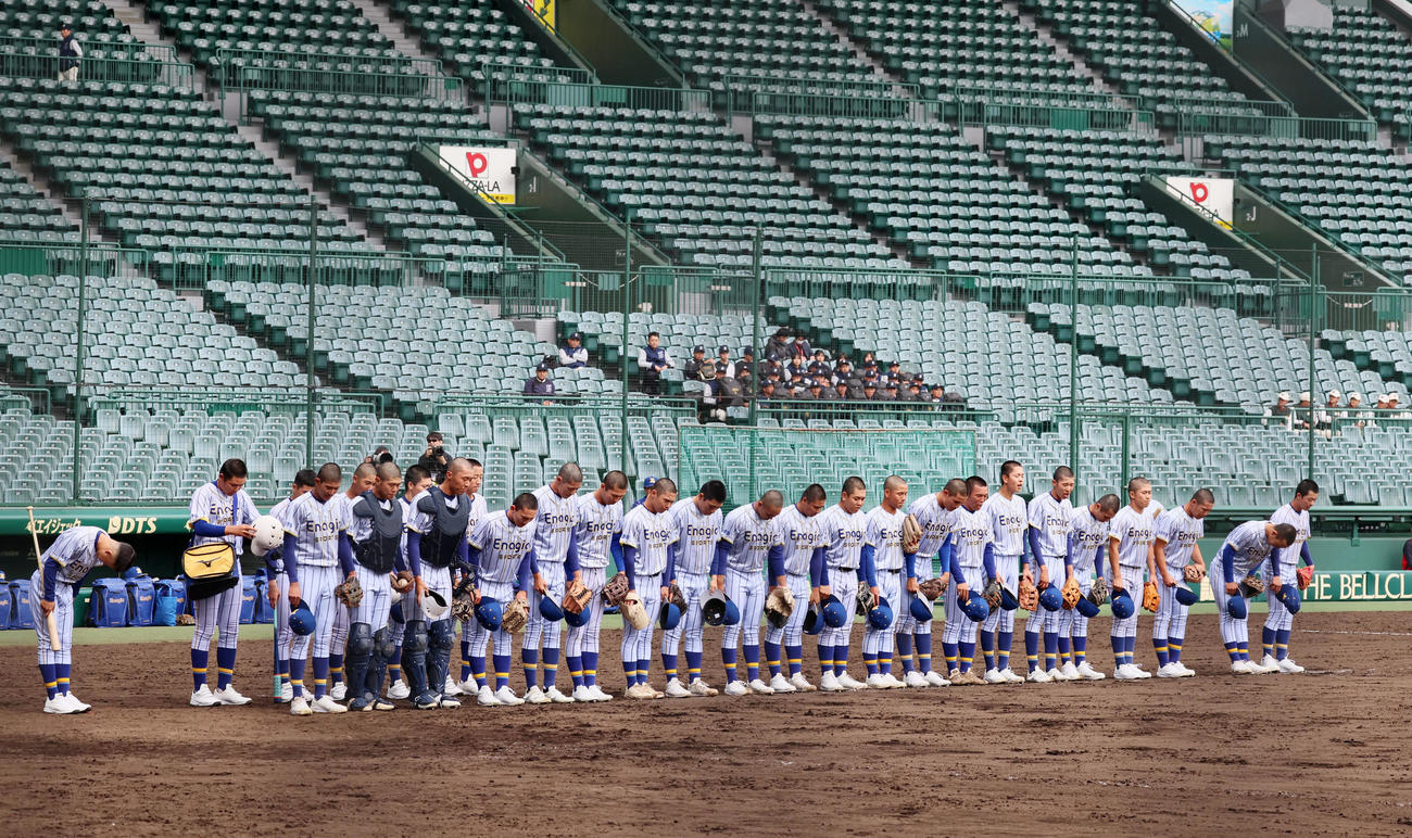 シートノックを終えグラウンドへ一礼するエナジックスポーツナイン（撮影・加藤哉）