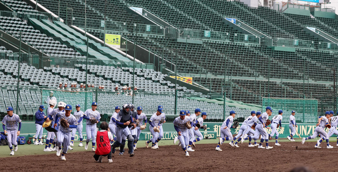 グラウンドへ駆け出すエナジックスポーツナイン（撮影・加藤哉）