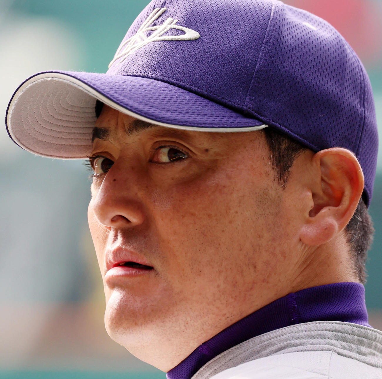 グラウンドを見る花巻東・佐々木監督（撮影・加藤哉）