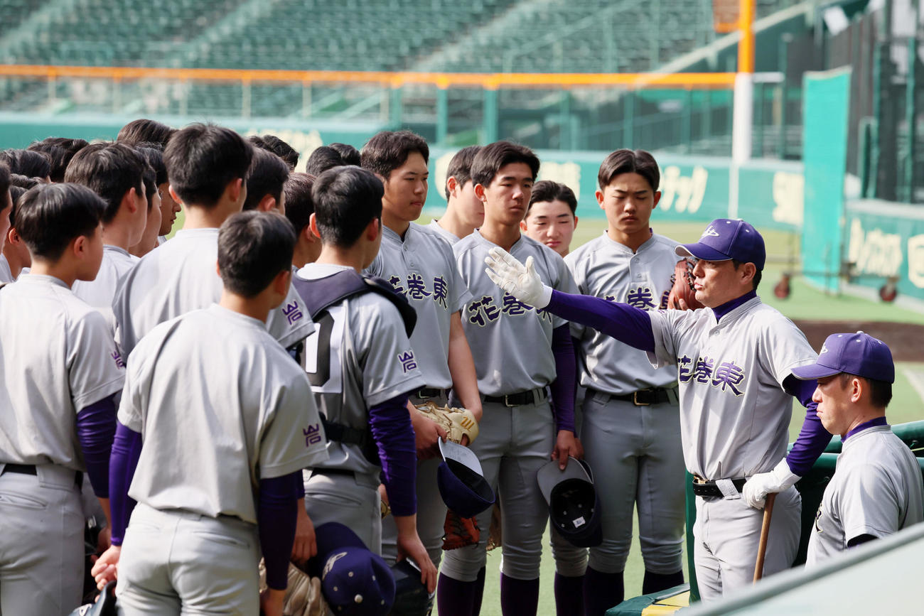 練習開始前ベンチでナインに話す花巻東・佐々木監督（撮影・加藤哉）