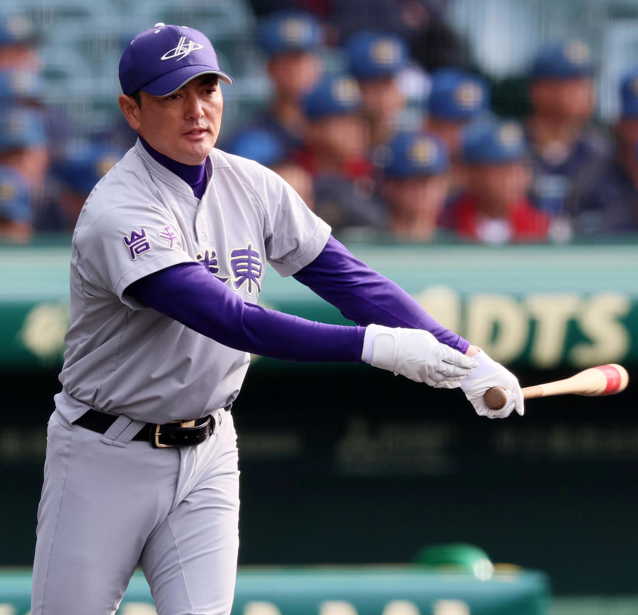 選手にノックを打つ花巻東・佐々木監督（撮影・加藤哉）