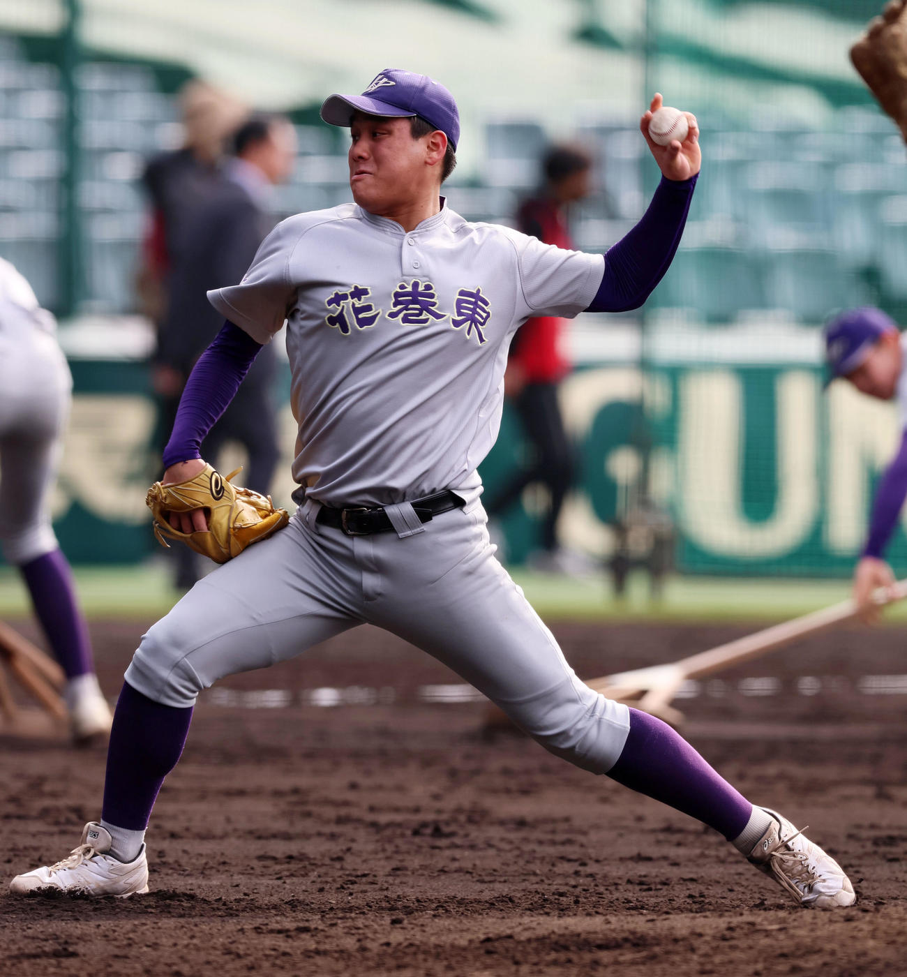 投球練習する花巻東・赤間（撮影・加藤哉）