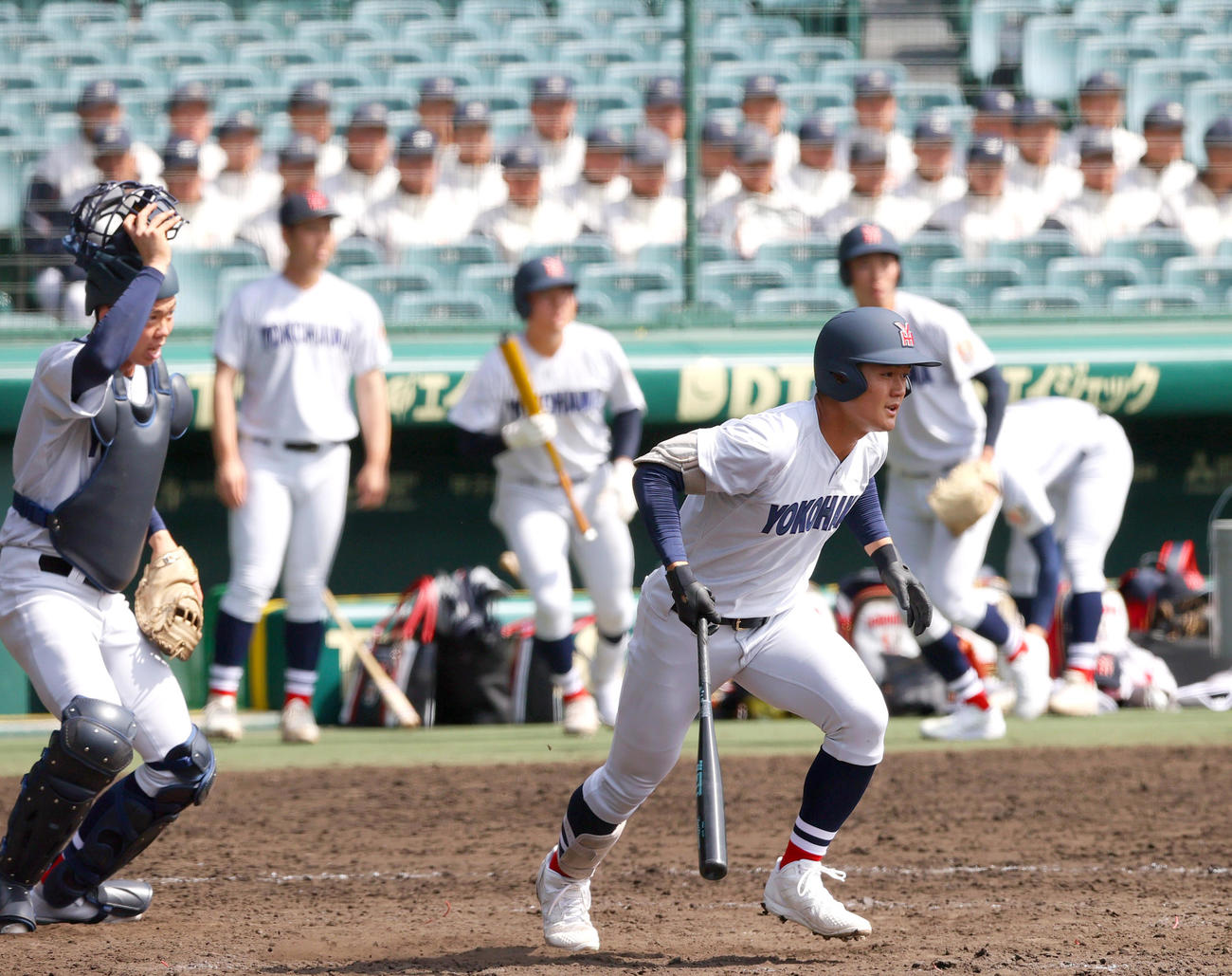 甲子園球場で打撃練習する横浜の阿部（右）（撮影・上山淳一）