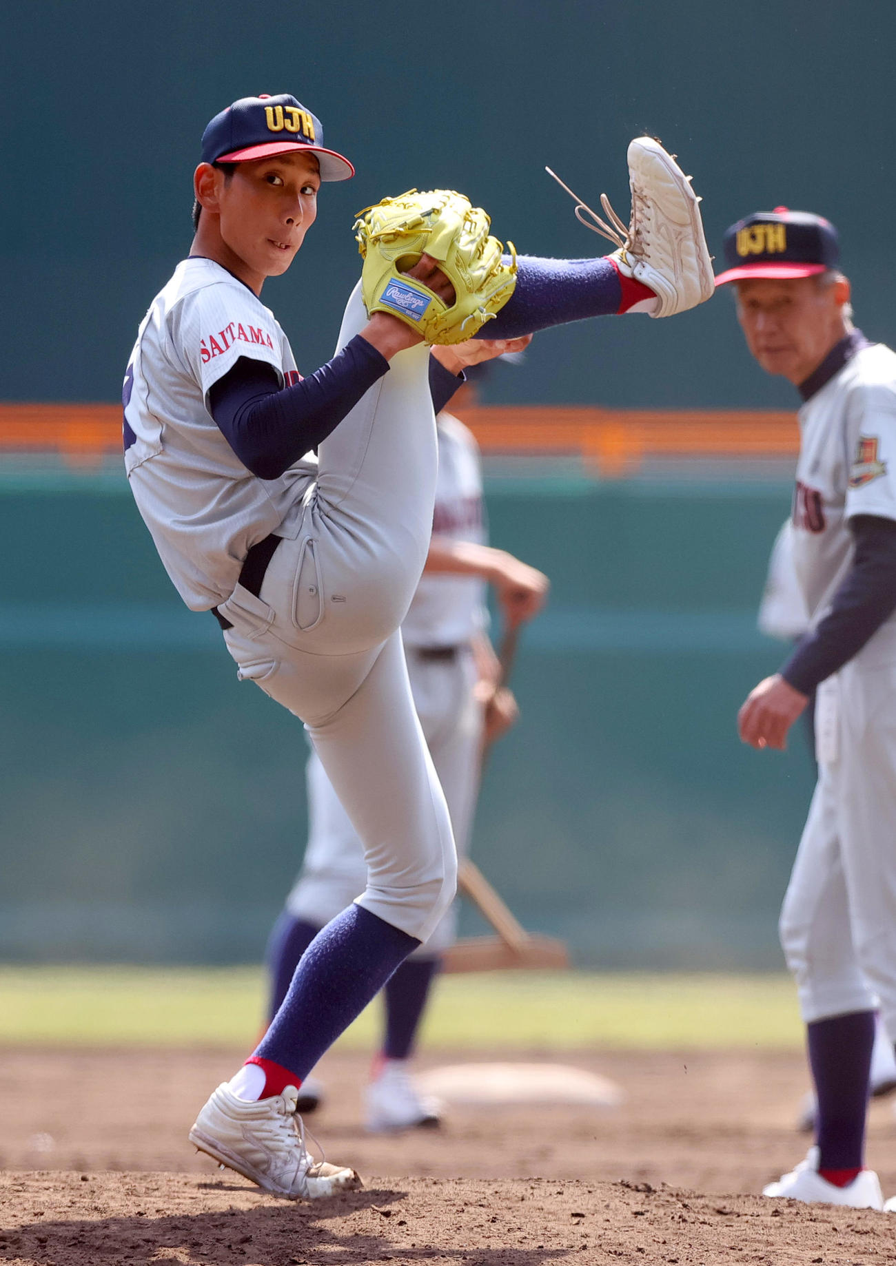 甲子園球場のマウンドで投球練習をする浦和実エース石戸（撮影・上山淳一）