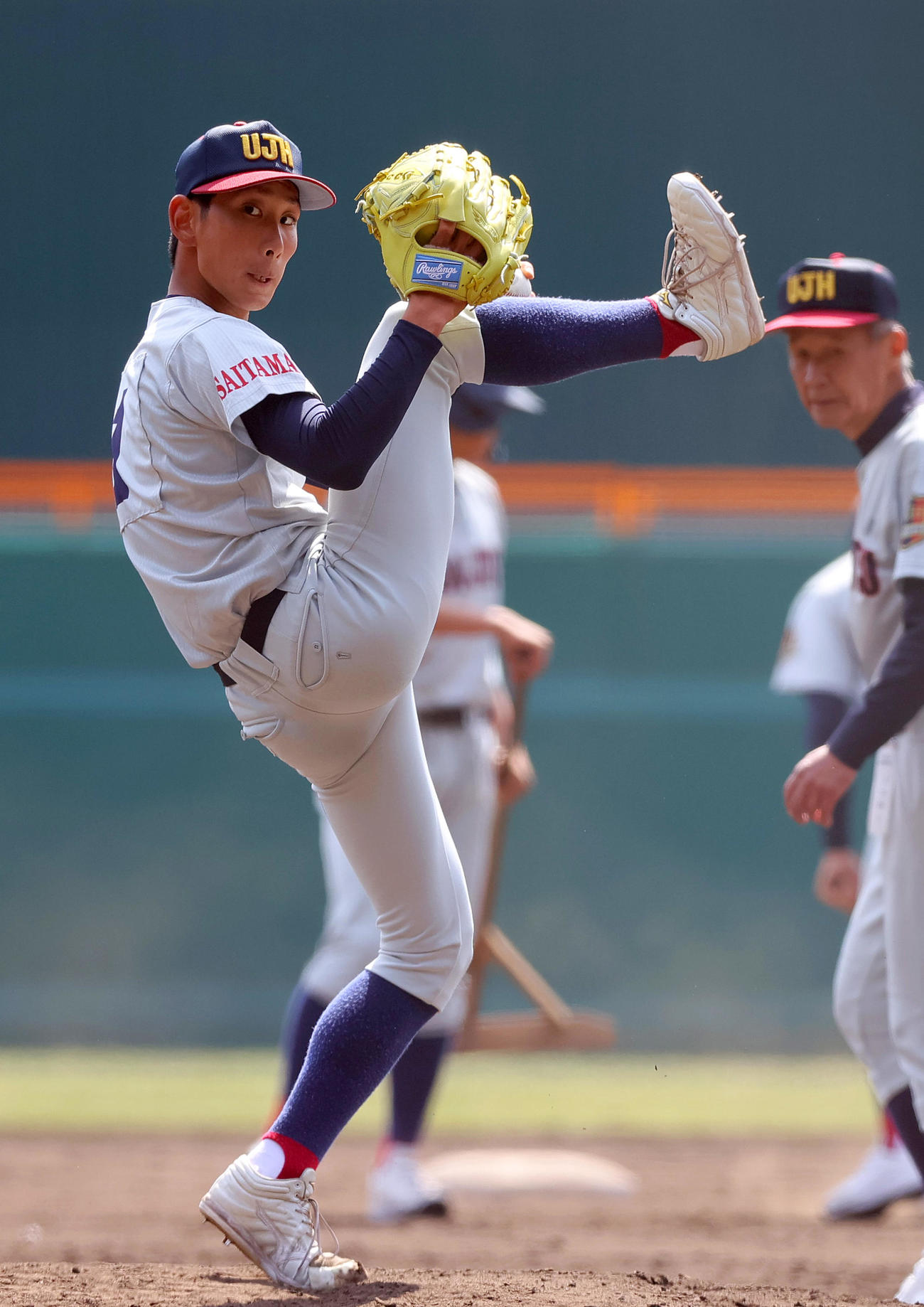 甲子園球場のマウンドで投球練習をする浦和実エース石戸（撮影・上山淳一）