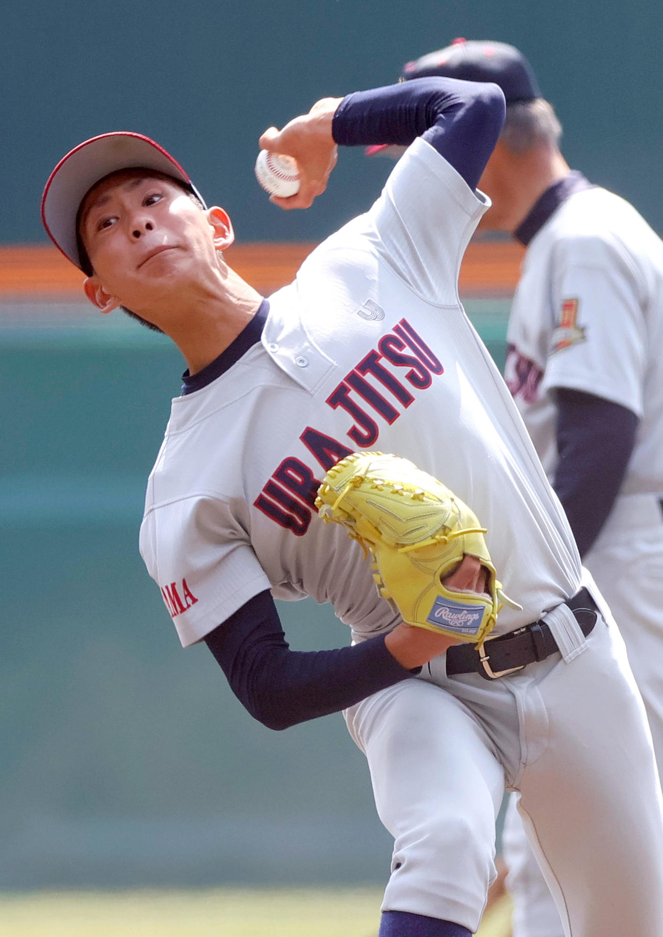 甲子園球場のマウンドで投球練習をする浦和実エース石戸（撮影・上山淳一）
