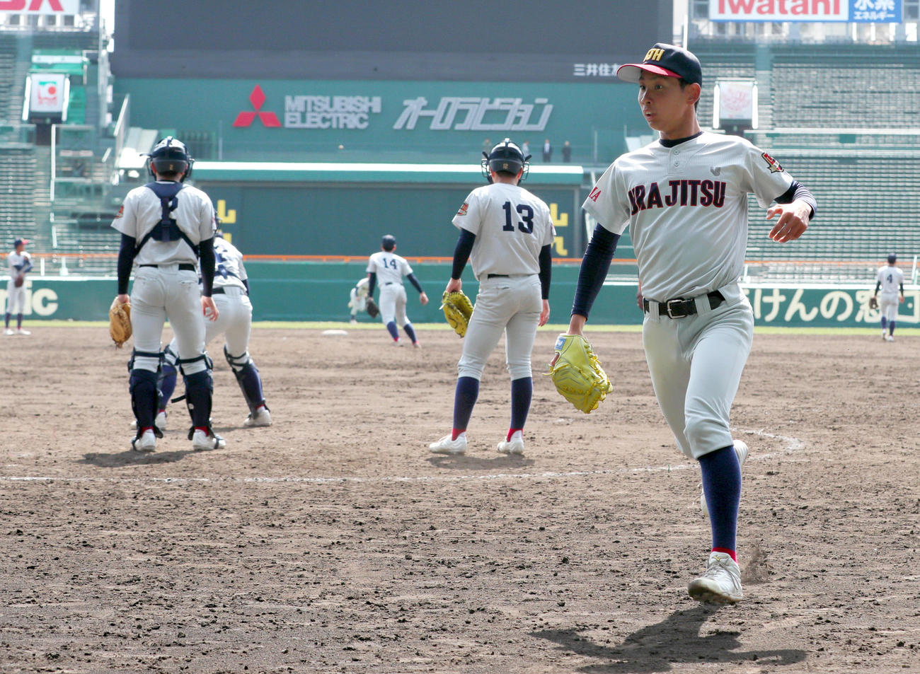 甲子園練習で軽快に走る浦和実エース石戸（右）（撮影・上山淳一）