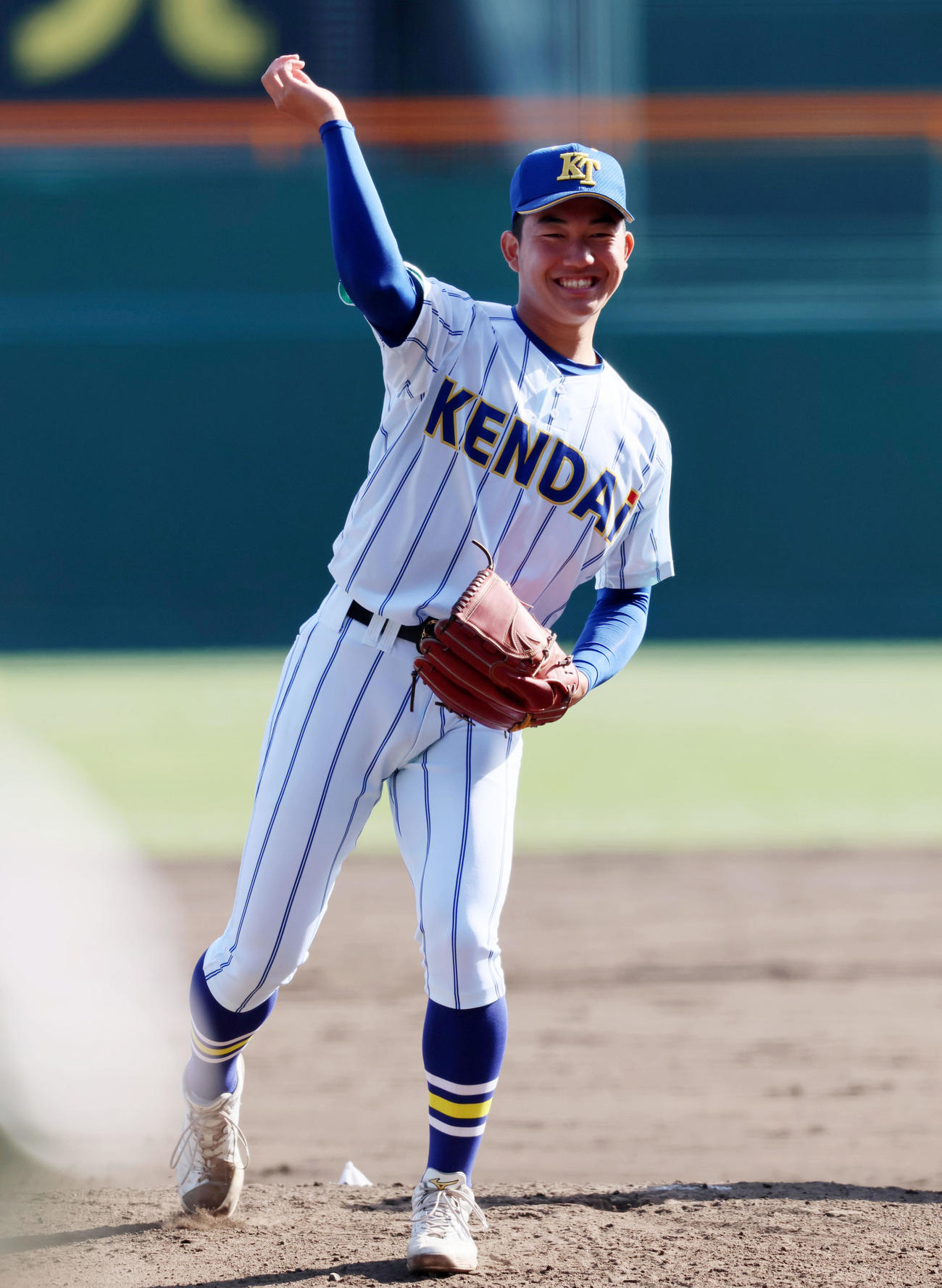 マウンドでシャドーピッチングする健大高崎・石垣（撮影・加藤哉）