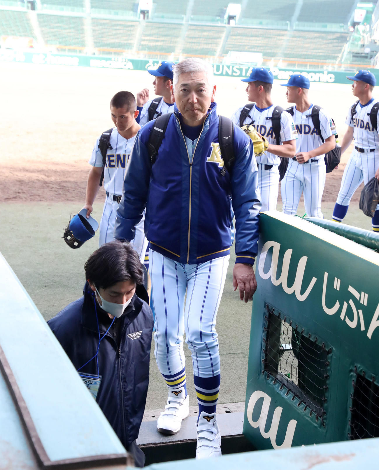 練習を終えて引き揚げる健大高崎・青柳監督（撮影・加藤哉）