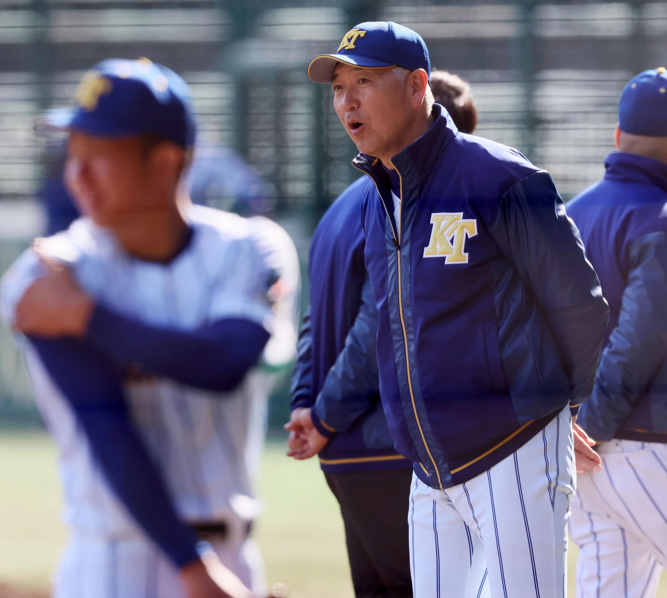 練習中、声を出す健大高崎・青柳監督（撮影・加藤哉）