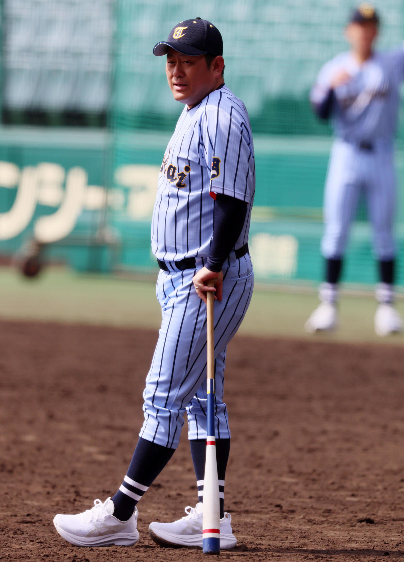 練習を見る東海大札幌・遠藤監督（撮影・加藤哉）