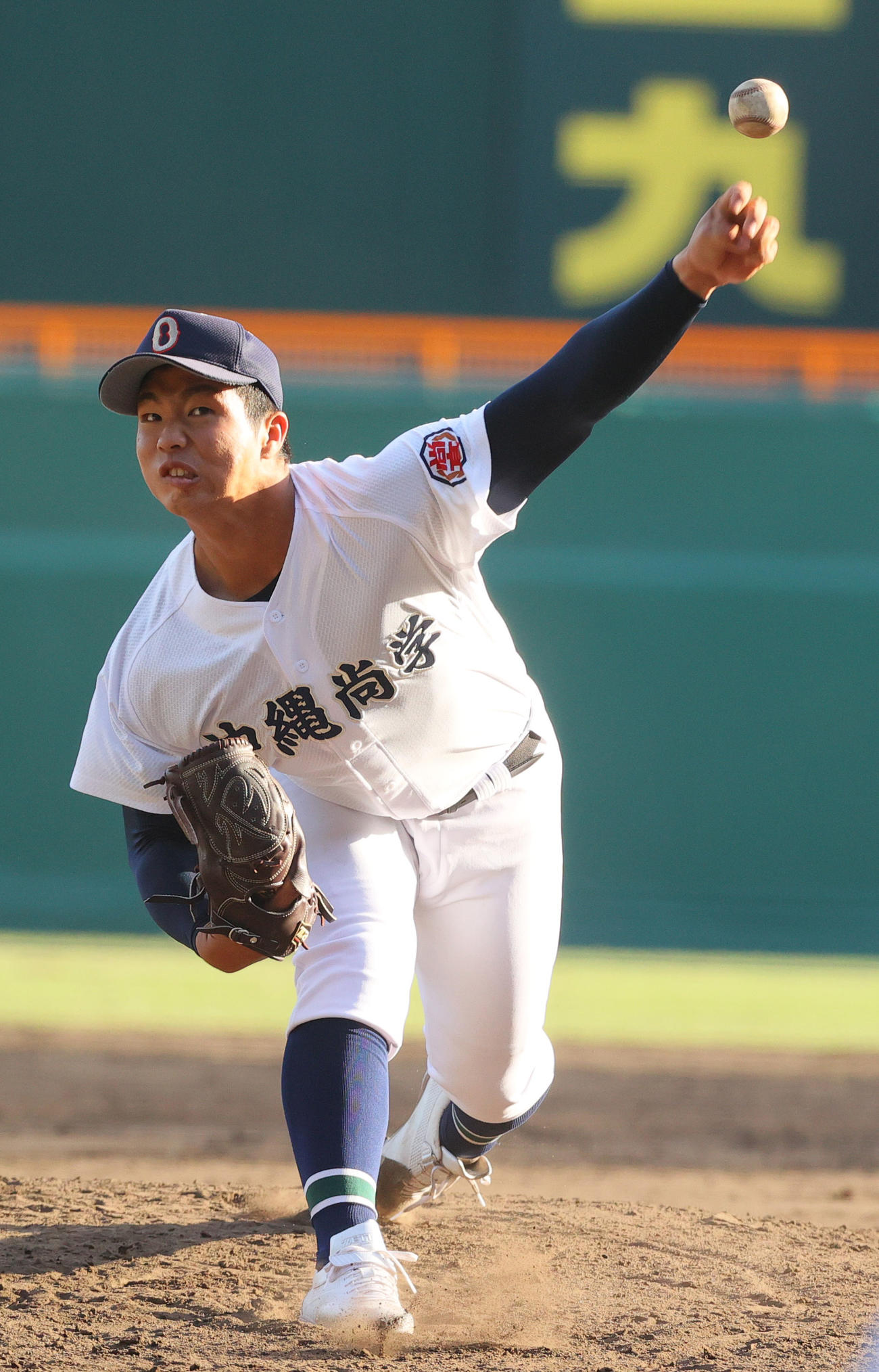 甲子園のマウンドで投球練習をする沖縄尚学エース末吉（撮影・上山淳一）