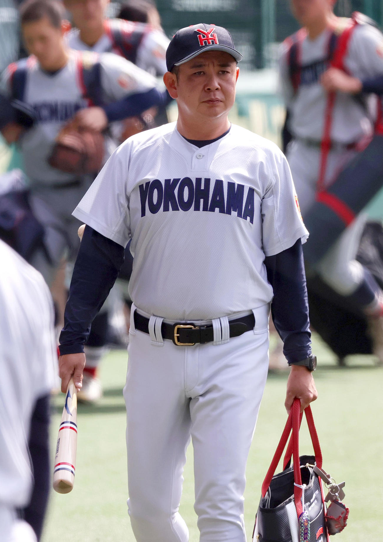 甲子園球場のグラウンドを移動する横浜・村田監督（撮影・上山淳一）