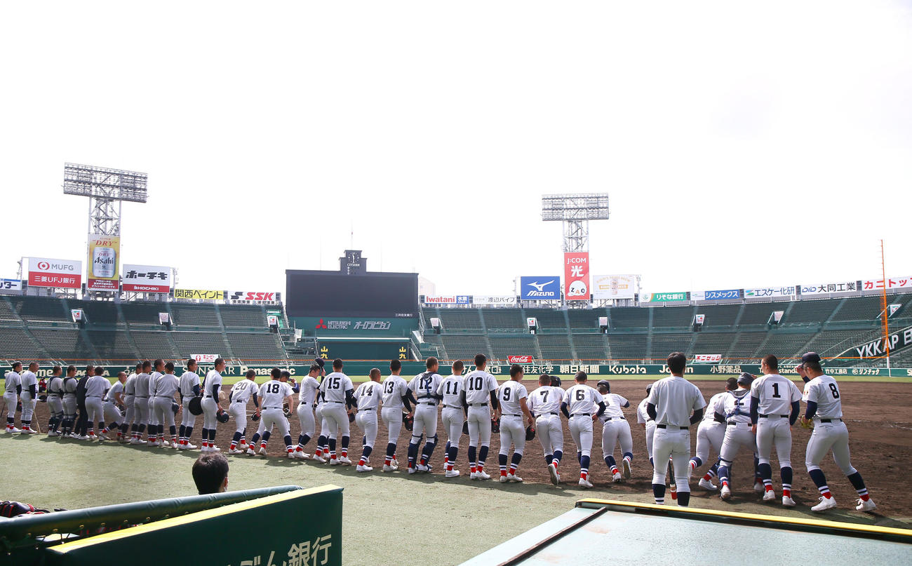 甲子園で練習が開始しグラウンドに飛び出す横浜ナイン（撮影・上山淳一）