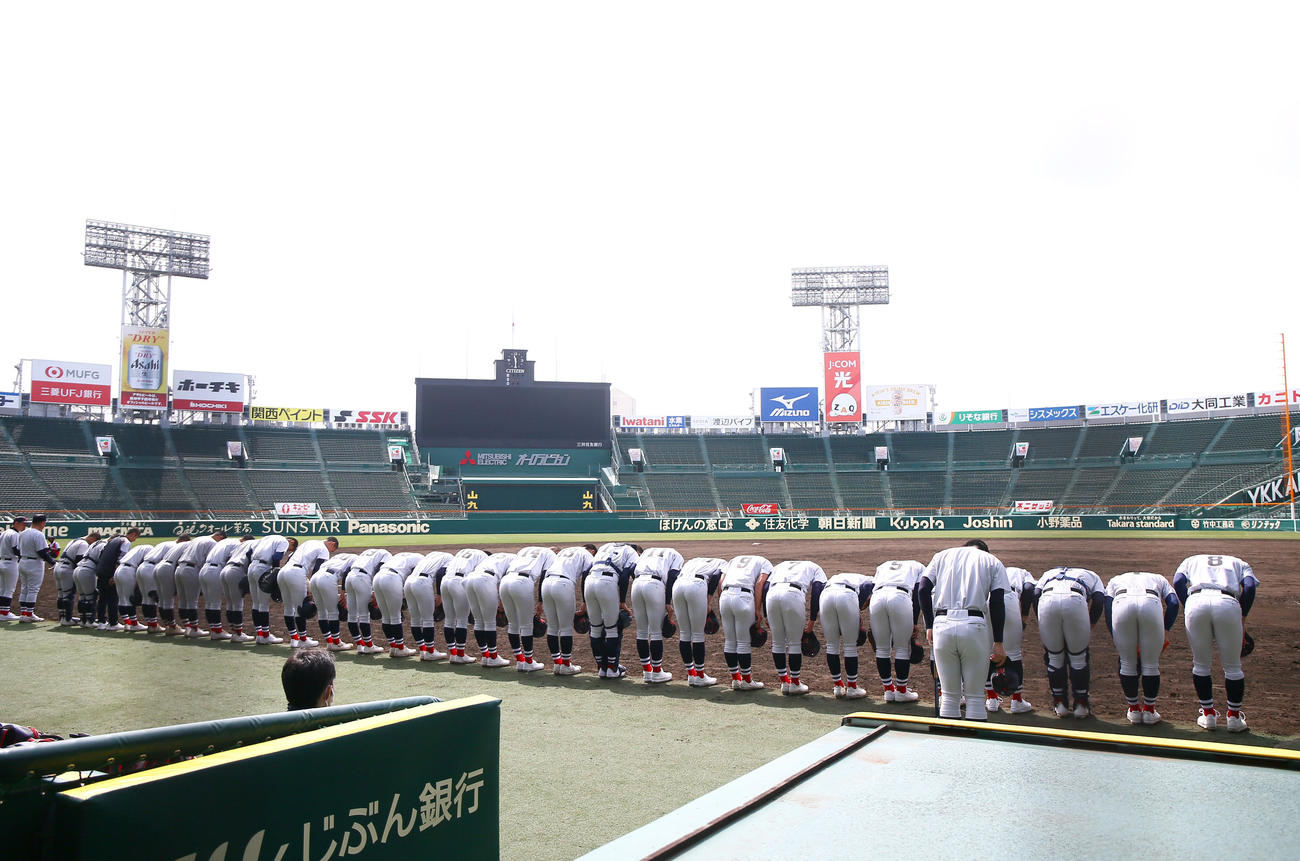 甲子園練習を前にグラウンドにあいさつする（撮影・上山淳一）