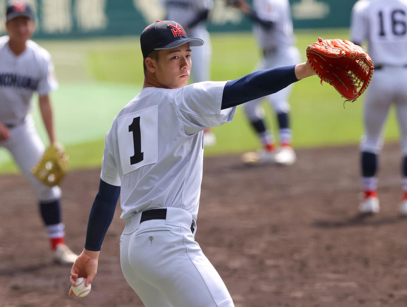 甲子園練習でキャッチボールする横浜エース奥村（撮影・上山淳一）