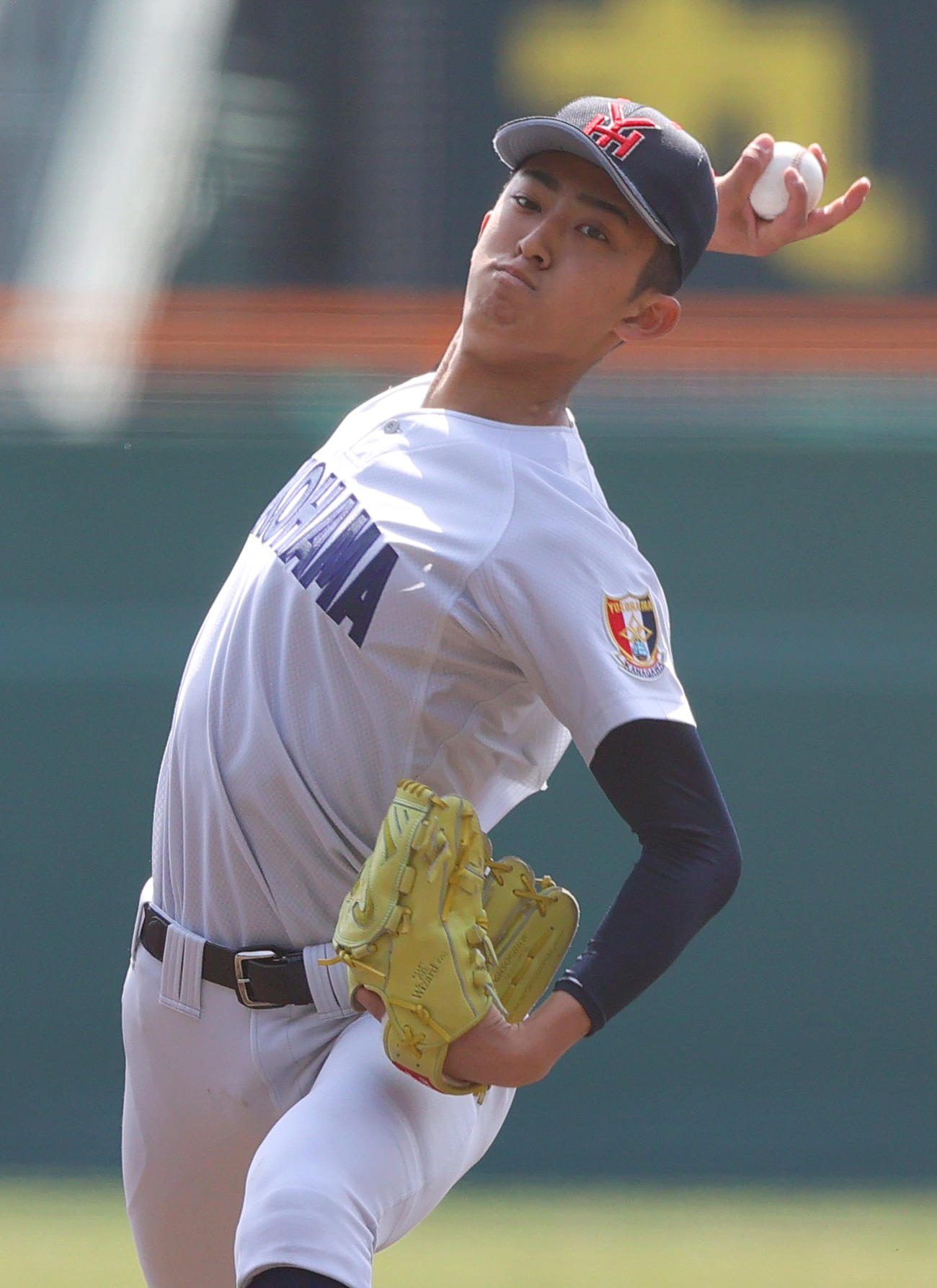 甲子園球場のマウンドで投球練習をする横浜の織田（撮影・上山淳一）