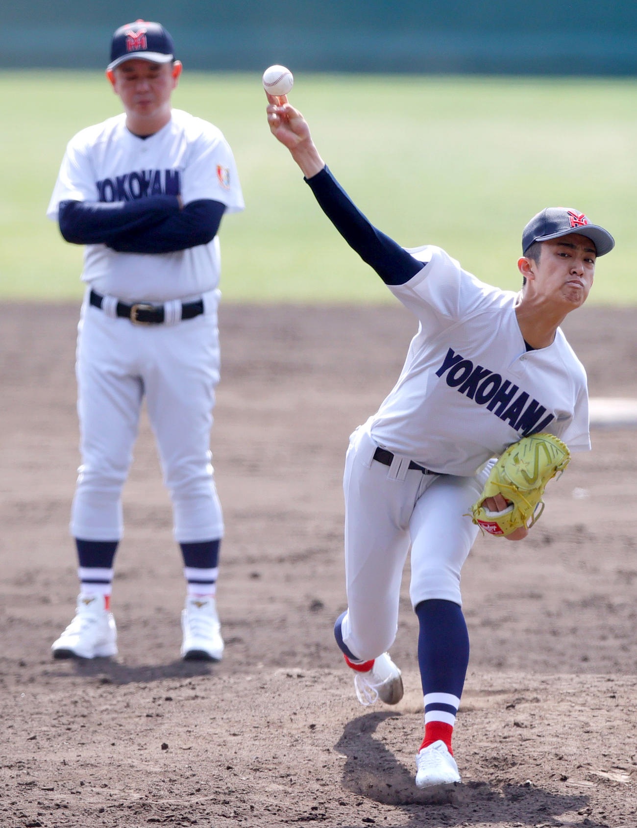 甲子園球場のマウンドで投球練習をする横浜の織田。奥は村田監督（撮影・上山淳一）