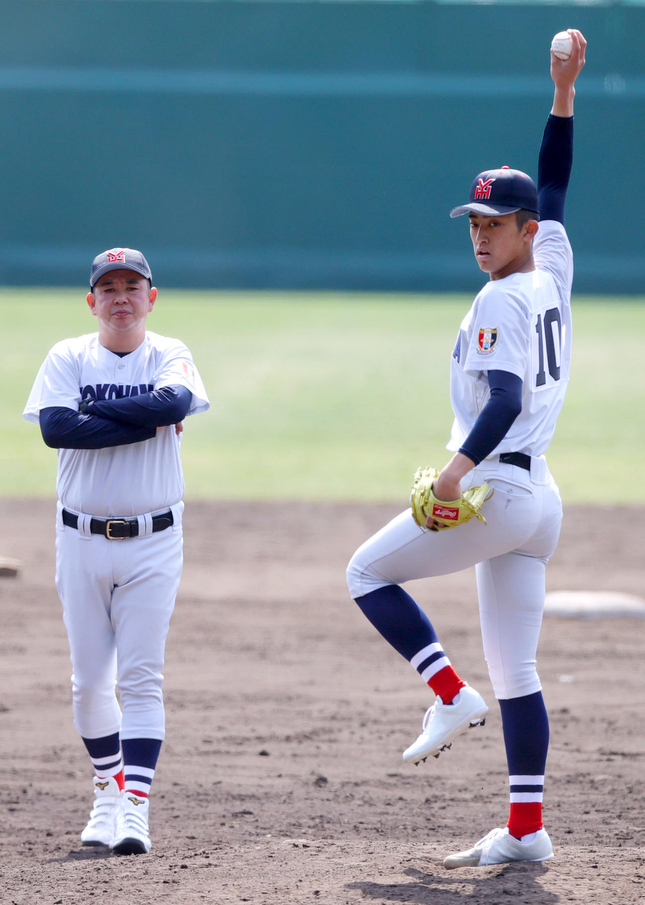 横浜の村田監督（左）が見守る中、投球練習する織田（撮影・上山淳一）