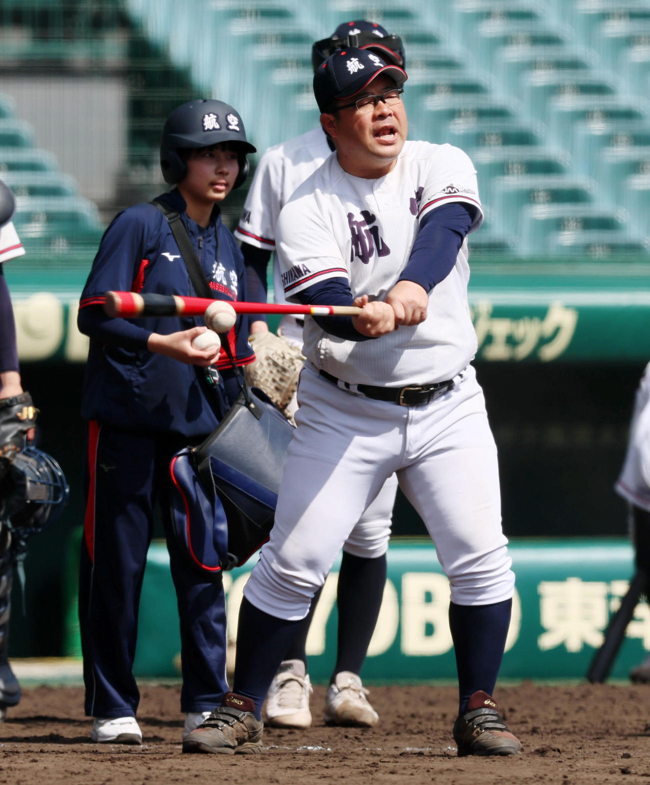 ノックを打つ日本航空石川・中村監督（撮影・加藤哉）
