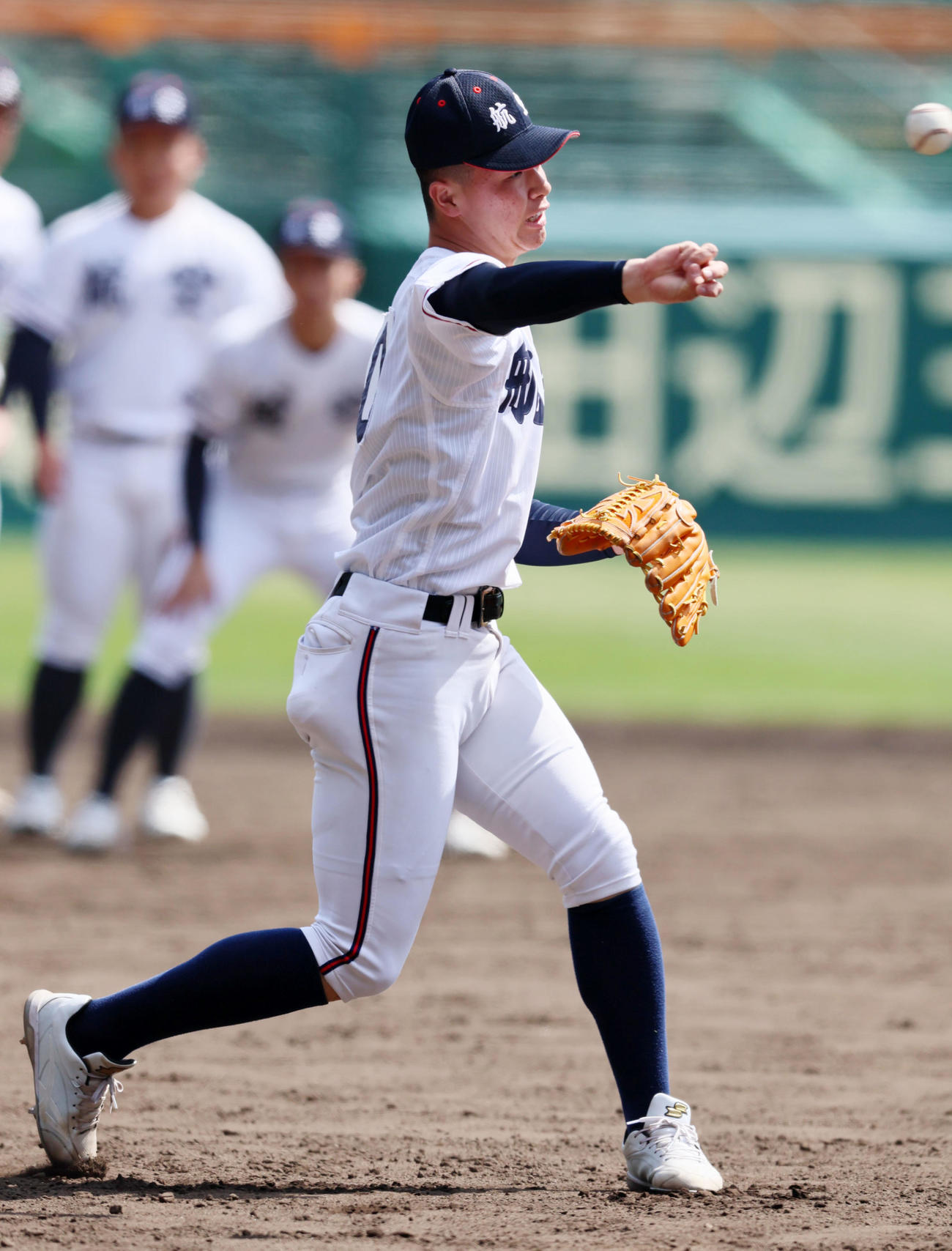 投内連係プレーの練習をする日本航空石川・長井（撮影・加藤哉）