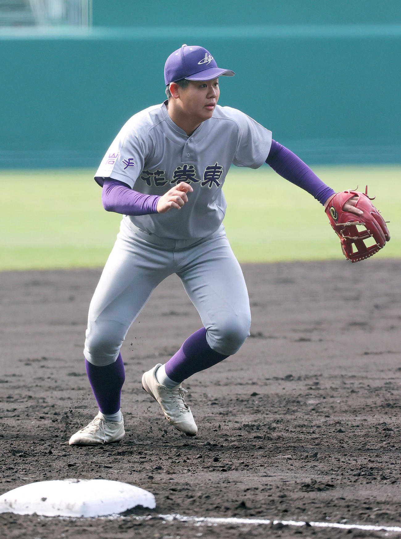 花巻東の古城は三塁でノックを受ける（撮影・上山淳一）
