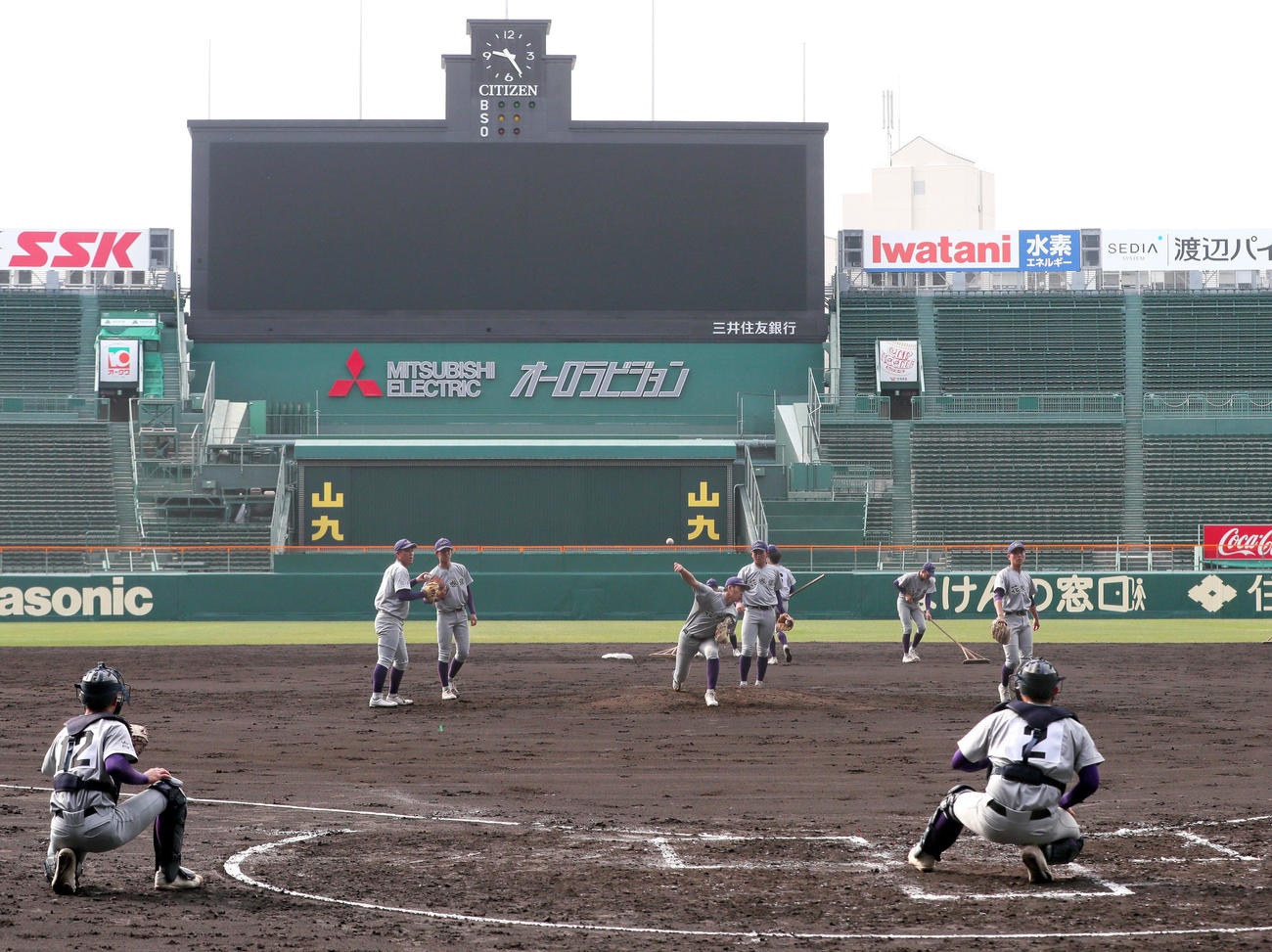 甲子園で投球練習をする花巻東の投手ら（撮影・上山淳一）