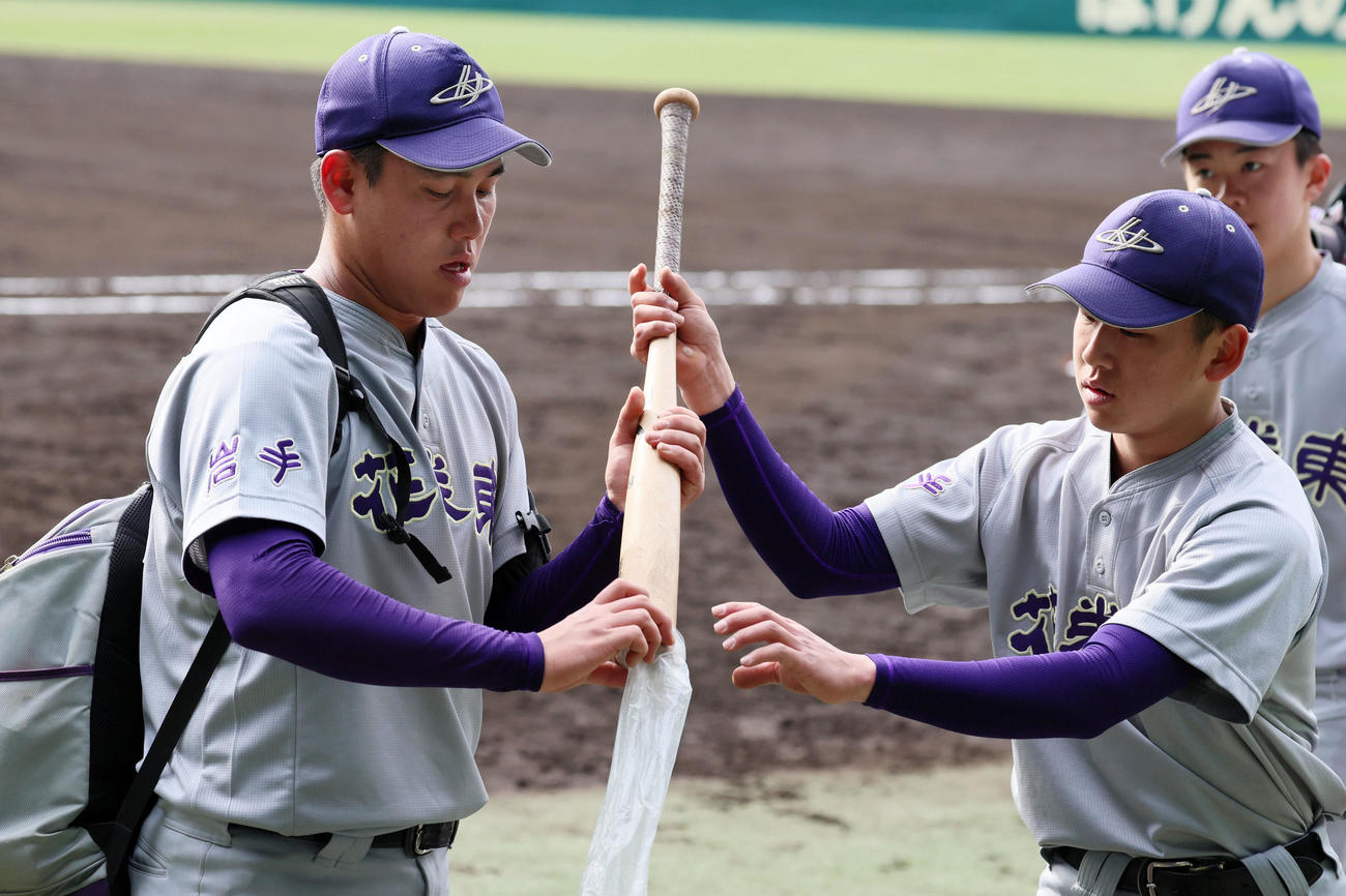 木製バットをしまう花巻東・赤間（左）（撮影・加藤哉）