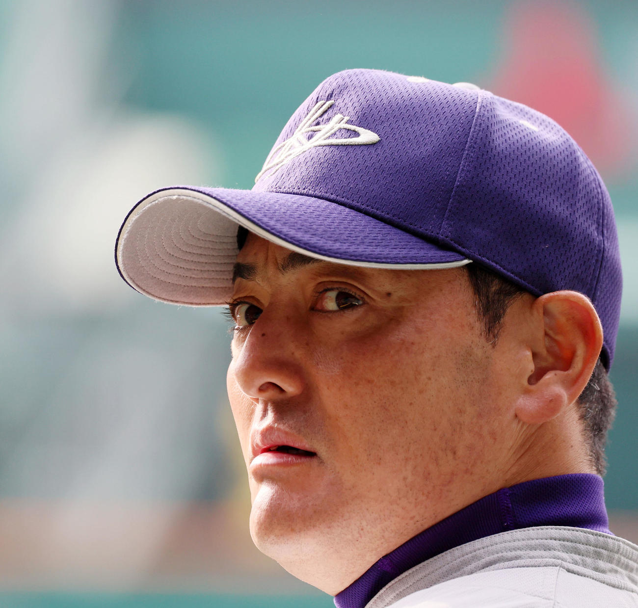 グラウンドを見る花巻東・佐々木監督（撮影・加藤哉）
