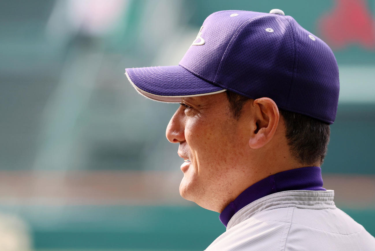 ナインを見る花巻東・佐々木監督（撮影・加藤哉）