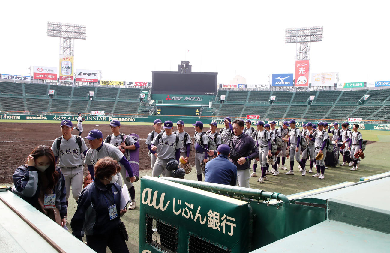 甲子園練習を終え引き揚げる花巻東ナイン（撮影・加藤哉）