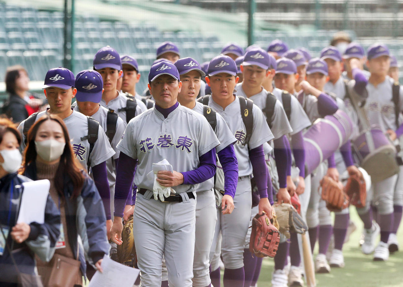甲子園練習でグラウンドを移動する花巻東・佐々木監督（中央左）と選手たち（撮影・上山淳一）