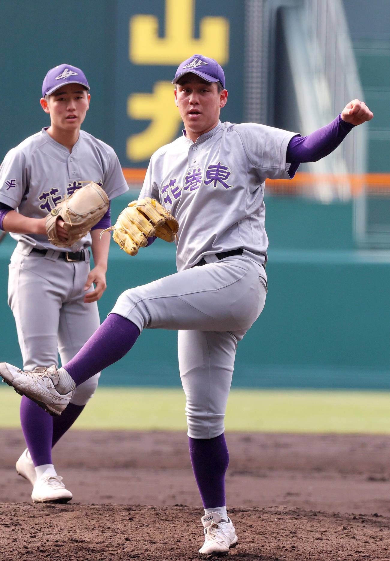甲子園のマウンドで投球練習をする花巻東の赤間。左は浅利（撮影・上山淳一）