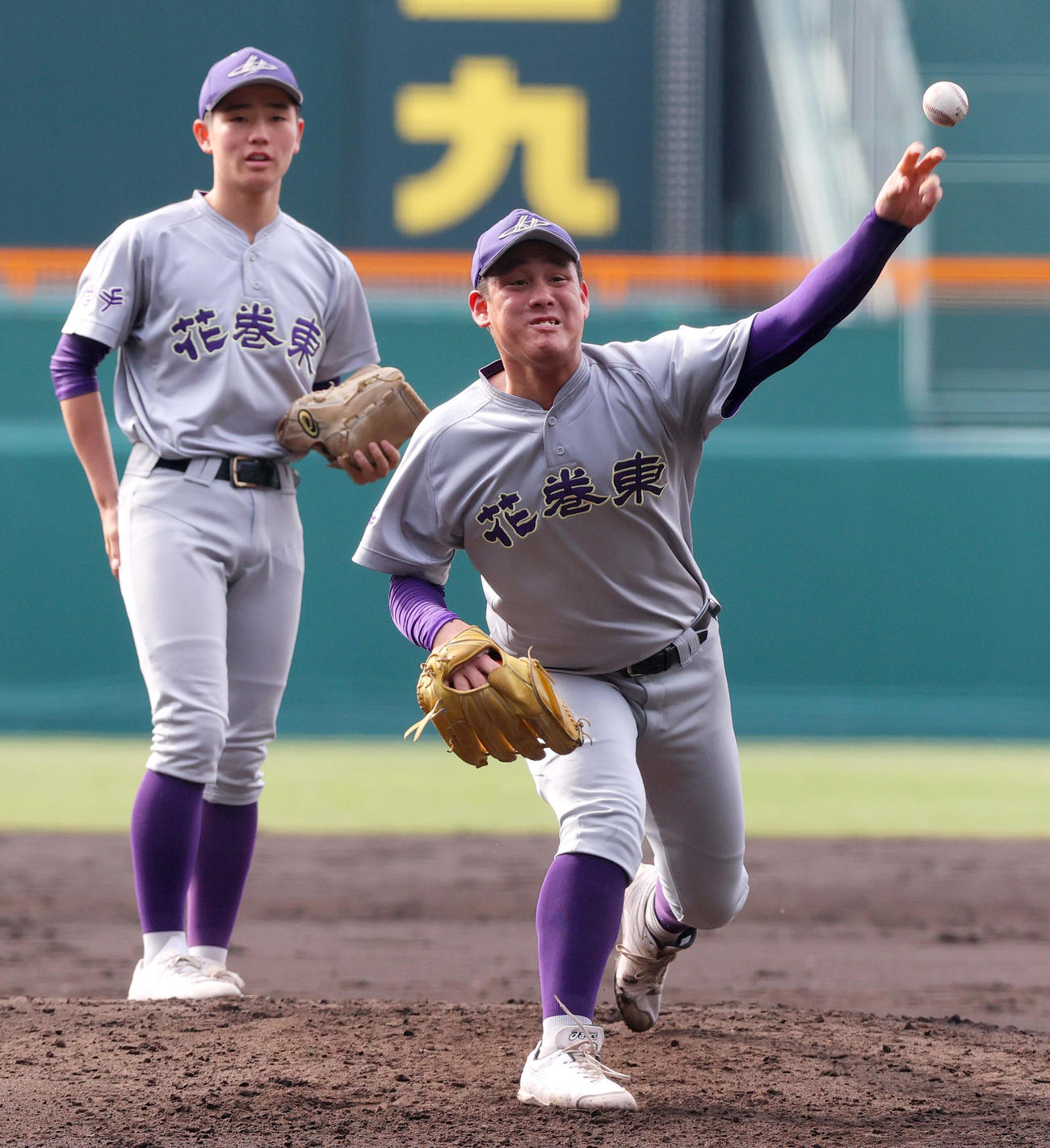甲子園のマウンドで投球練習をする花巻東の赤間。左は浅利（撮影・上山淳一）