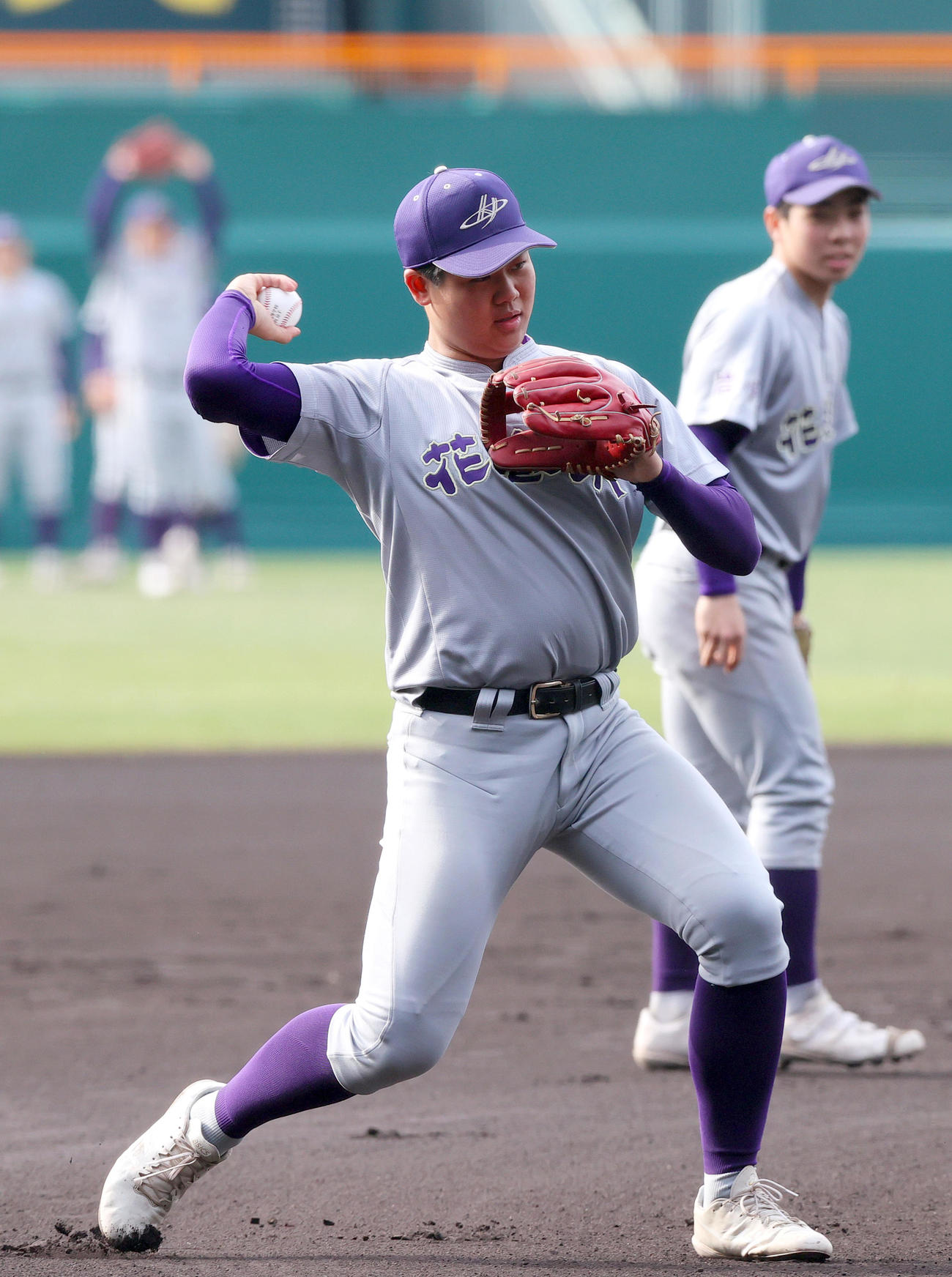 花巻東の古城は三塁でノックを受ける（撮影・上山淳一）
