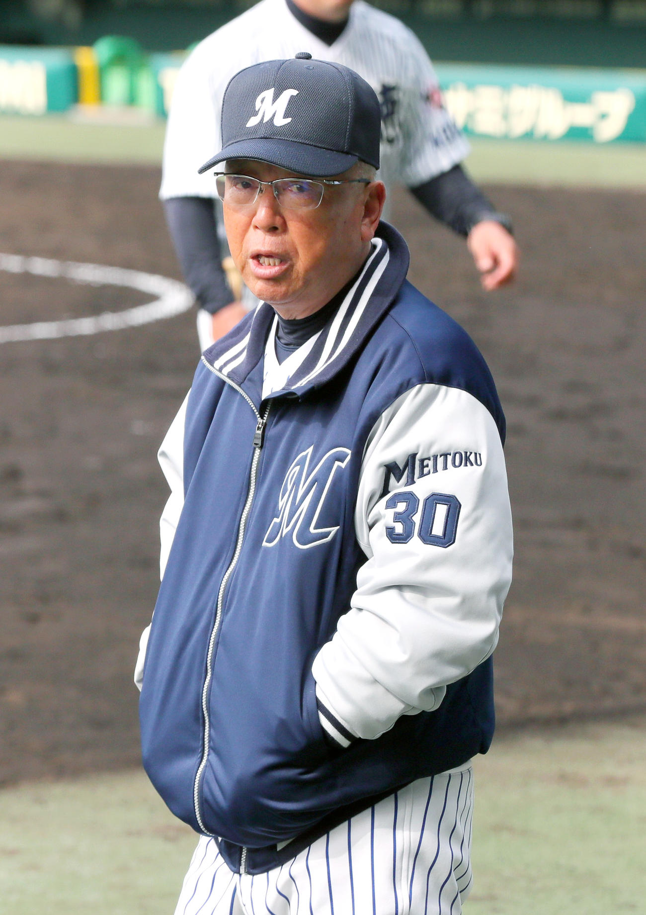 甲子園練習でナインらを指導する明徳義塾・馬淵監督（撮影・上山淳一）
