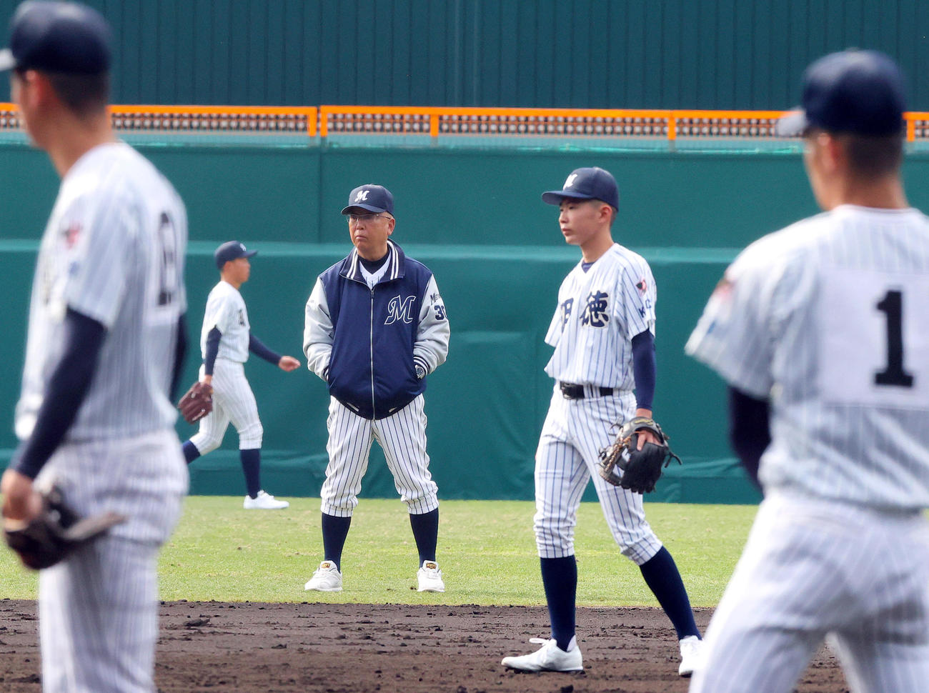 甲子園練習でナインらを見つめる明徳義塾・馬淵監督（中央）（撮影・上山淳一）