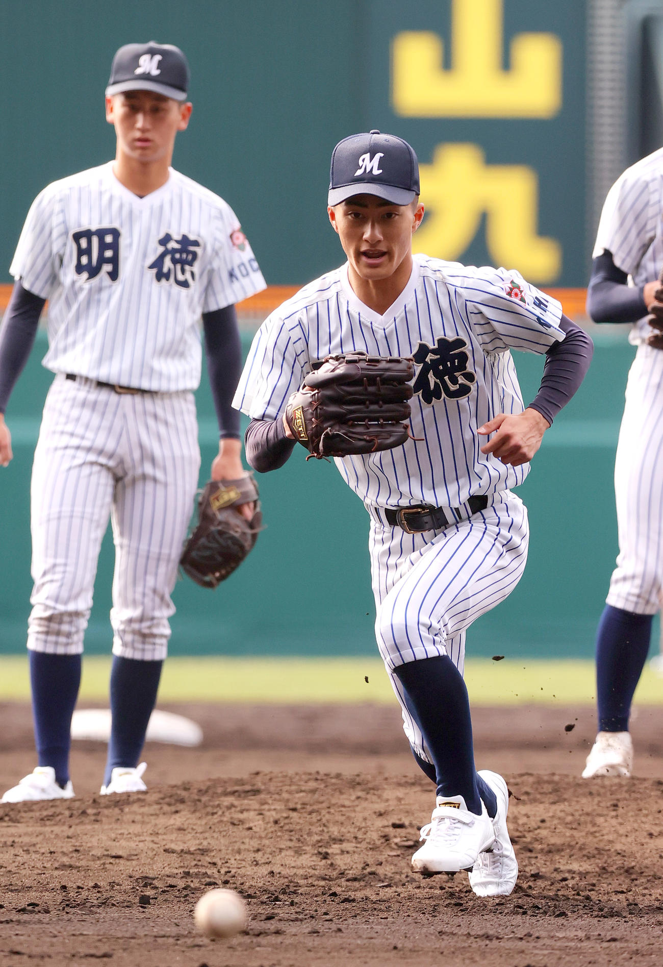 甲子園練習で球を追う明徳義塾エース池崎（手前）（撮影・上山淳一）