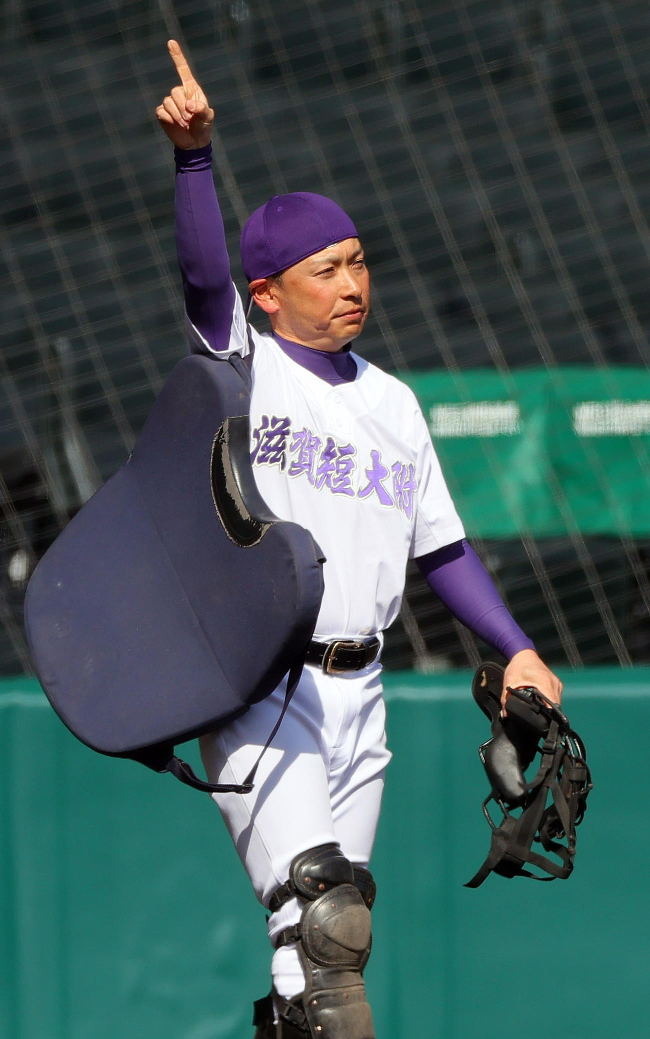 滋賀短大付・保木監督は審判用プロテクターを装備し練習を見る（撮影・上山淳一）