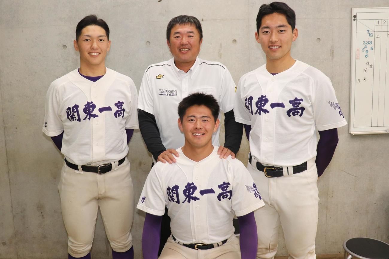 3年間の思い出を語ってくれた後列左から主将の高橋、米沢監督、熊谷、（前列）坂井（撮影・保坂淑子）