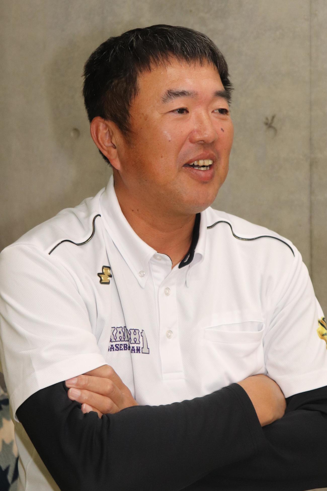 卒業式を迎えた選手たちに、思い出話しを語る米沢監督（撮影・保坂淑子）