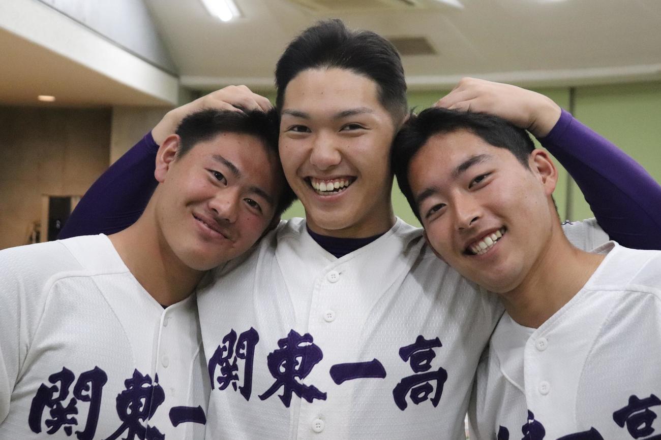 この仲間だったからこそ達成できた甲子園準優勝。深い絆で結ばれた（左から）坂井、主将の高橋、熊谷（撮影・保坂淑子）