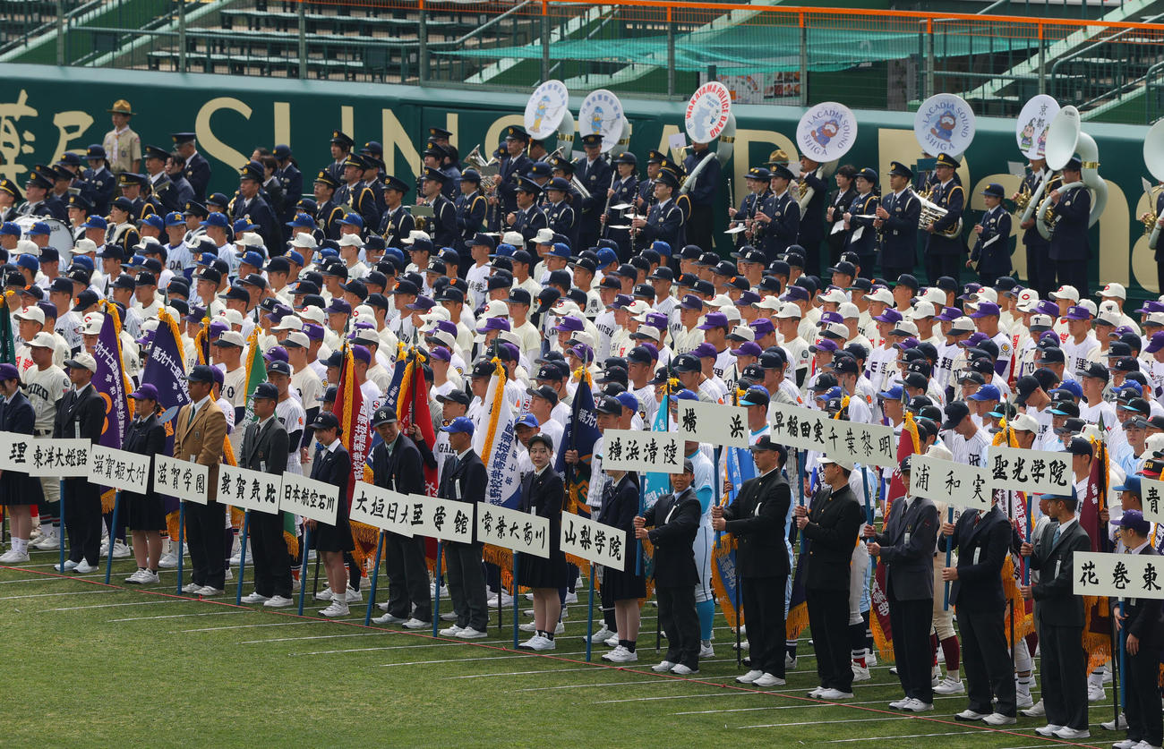 開会式のリハーサルでグラウンドに整列する選手たち（撮影・上山淳一）