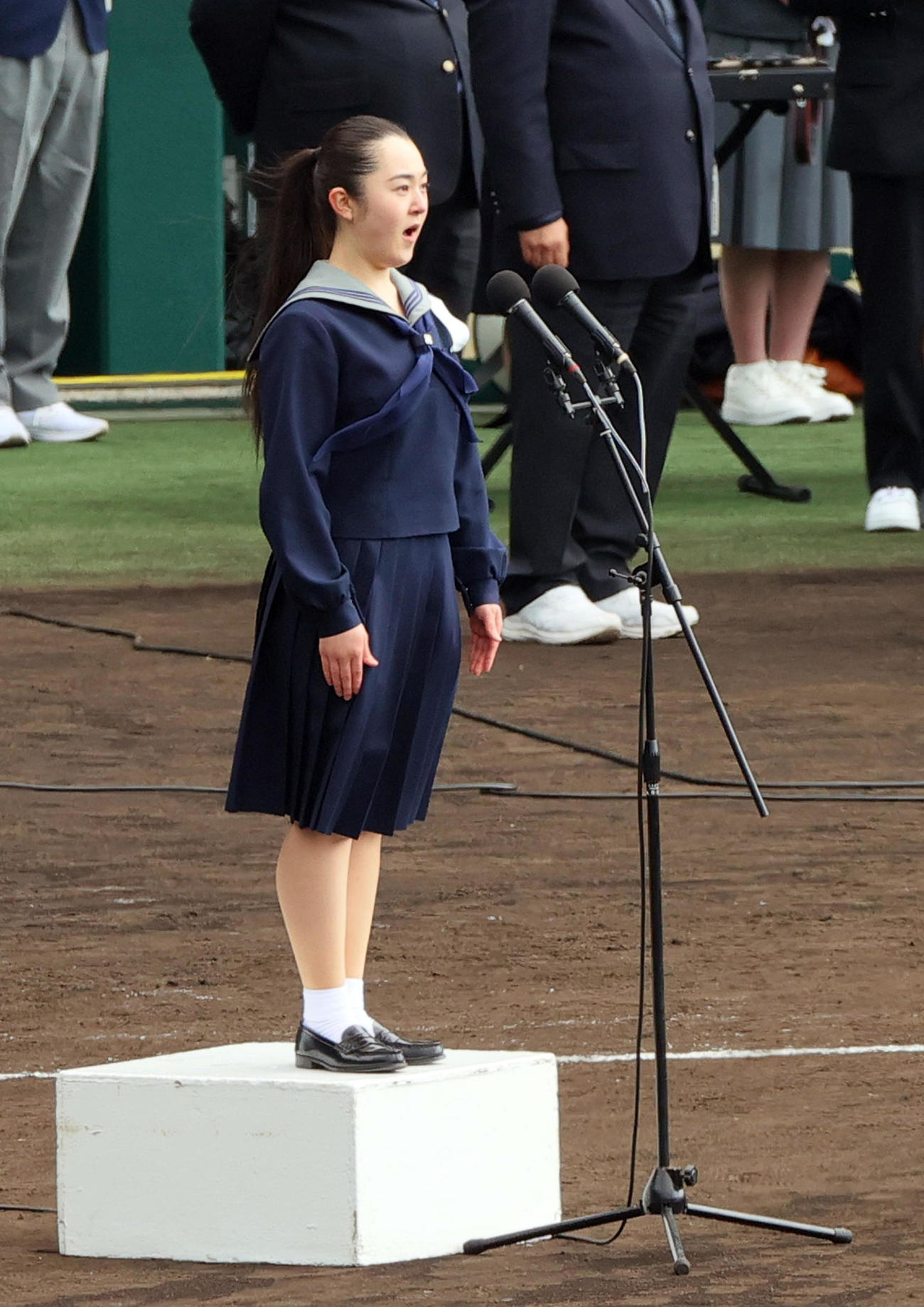 開会式のリハーサルで君が代を斉唱する芸術緑丘高校の鈴木心毬さん（撮影・上山淳一）