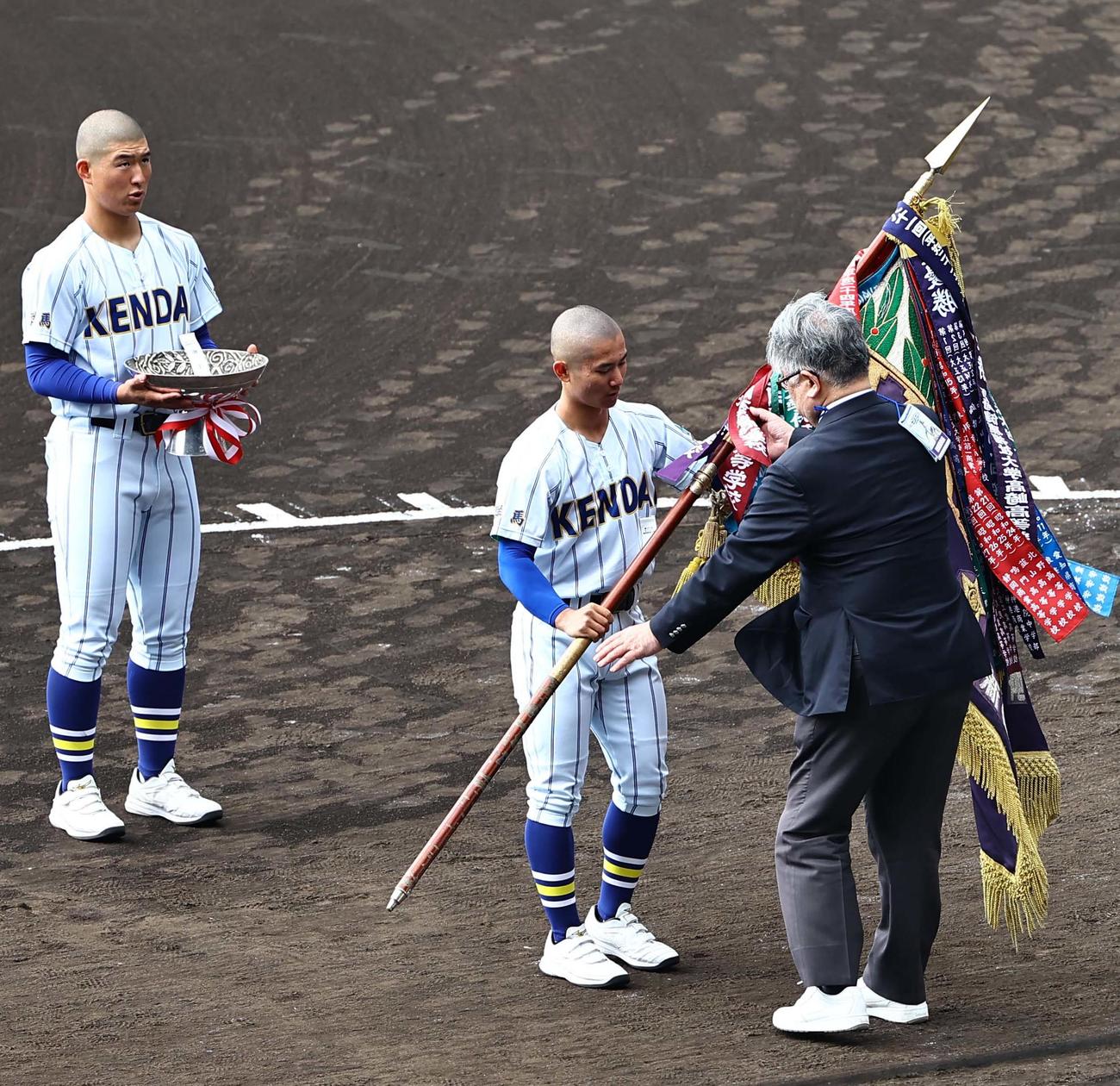 優勝旗を返還する健大高崎加藤主将（撮影・上田博志）