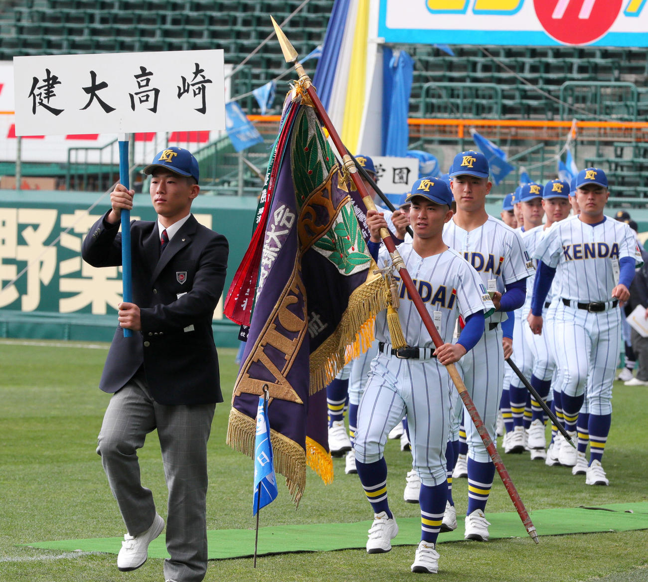 開会式のリハーサルで行進するの健大高崎の選手たち（撮影・上山淳一）