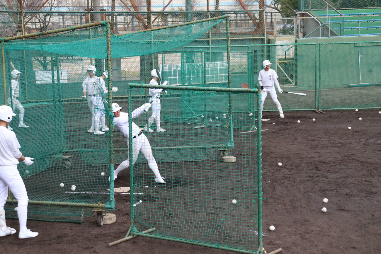 開幕試合を明日に控え、約1時間、たっぷりと打ち込む二松学舎大付の選手たち（撮影・保坂淑子）