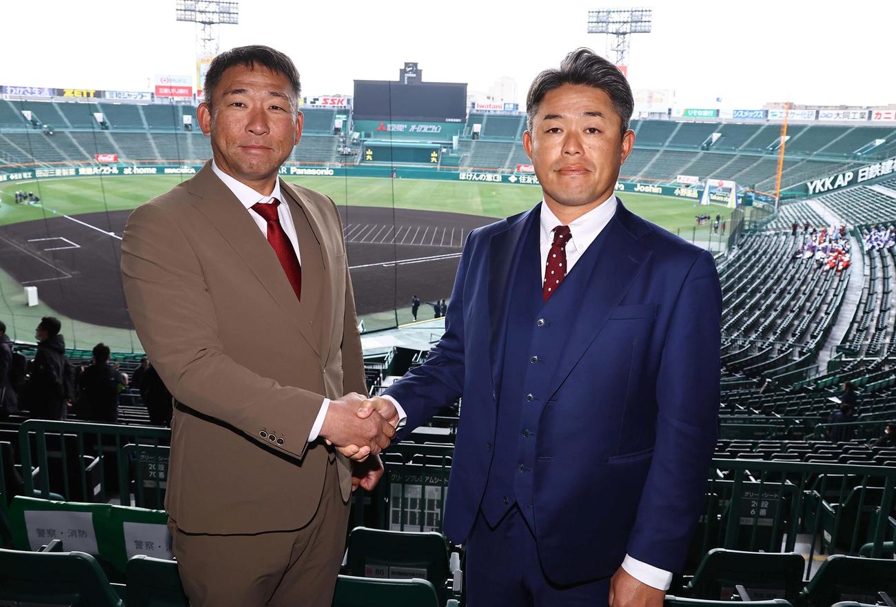 健闘を誓い握手を交わす智弁和歌山・中谷監督（左）と千葉黎明・中野監督（撮影・上田博志）