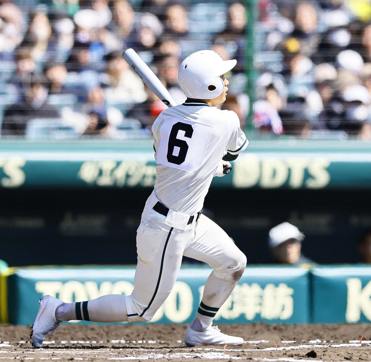 柳ケ浦対二松学舎大付　6回裏二松学舎大付2死二塁、入山は左越えに勝ち越し適時二塁打を放つ（撮影・藤尾明華）